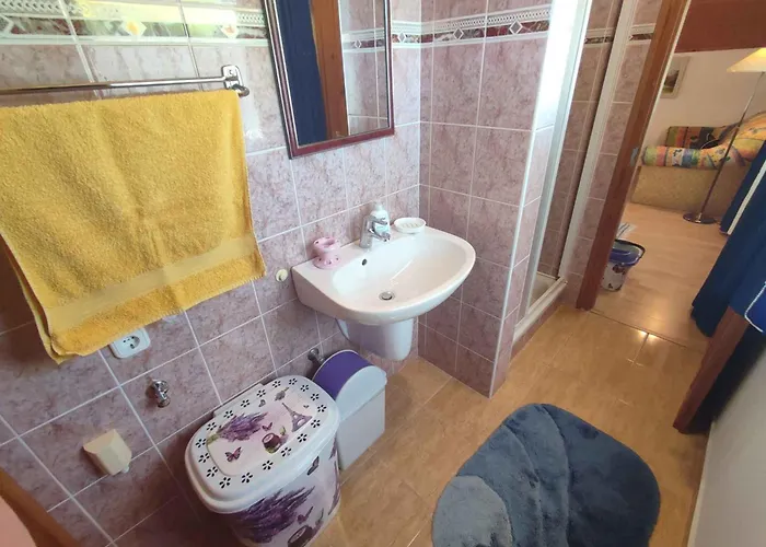 - Balaton 18360 Balatonfenyves