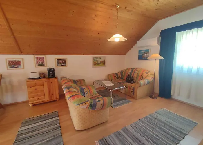 - Balaton 18360 Balatonfenyves